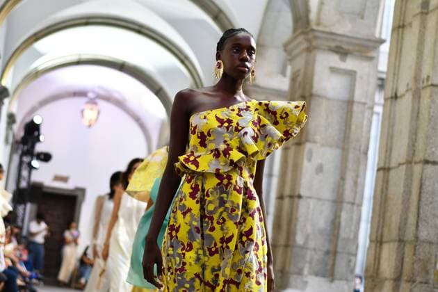 Mercedes-Benz Fashion Week de Madrid - Devota & Lomba in Spain - 15 Sep 2025 Models walk the runway wearing a design by DUYOS during Mercedes-Benz Fashion Week de Madrid in IFERMA. Madrid Spain Copyright: xAtilanoxGarciax xSOPAxImagesx FOTO47980
