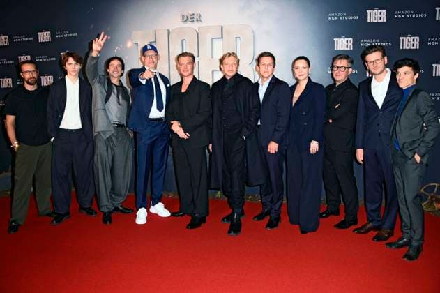 Philip Pratt, Yoran Leicher, Laurence Rupp, Frank Kusche, David Schütter, Leonard Kunz, Gast, Verena Schilling, Gast, Dennis Gansel und Sebastian Urzendowsky bei der Premiere des Kinofilms Der Tiger im Kino In der KulturBrauerei. Berlin, 15.09.2025