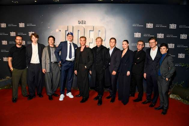 abb Yoran Leicher, David Schütter,, Laurence Rupp, Dennis Gansel, Leonhard Kunz und Sebastian Urzendowsky Cast zu Gast auf dem roten Teppich bei der Welt Premiere des Amazon Films Der Tiger im Kino in der Kulturbrauerei, Berlin am 15.09.2025