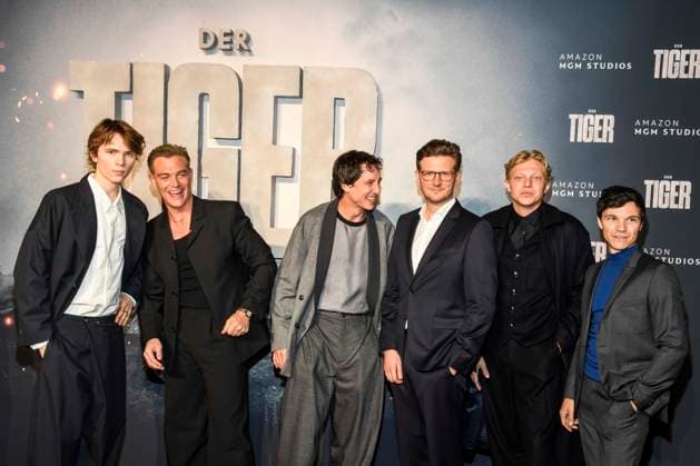 abb Yoran Leicher, David Schütter,, Laurence Rupp, Dennis Gansel, Leonhard Kunz und Sebastian Urzendowsky zu Gast auf dem roten Teppich bei der Welt Premiere des Amazon Films Der Tiger im Kino in der Kulturbrauerei, Berlin am 15.09.2025