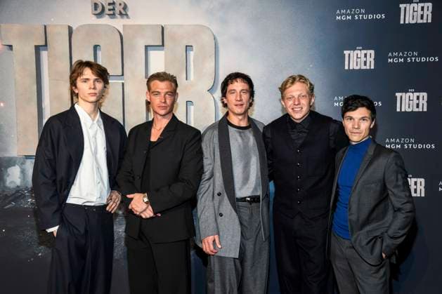 abb Yoran Leicher, David Schütter,, Laurence Rupp, Dennis Gansel, Leonhard Kunz und Sebastian Urzendowsky zu Gast auf dem roten Teppich bei der Welt Premiere des Amazon Films Der Tiger im Kino in der Kulturbrauerei, Berlin am 15.09.2025
