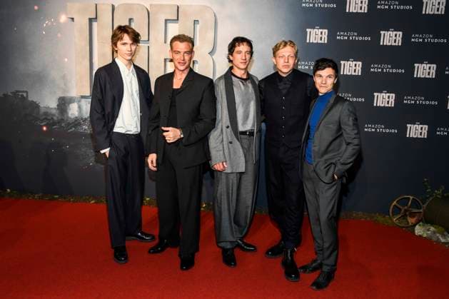 abb Yoran Leicher, David Schütter,, Laurence Rupp, Dennis Gansel, Leonhard Kunz und Sebastian Urzendowsky zu Gast auf dem roten Teppich bei der Welt Premiere des Amazon Films Der Tiger im Kino in der Kulturbrauerei, Berlin am 15.09.2025