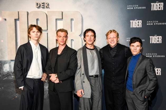 abb Yoran Leicher, David Schütter,, Laurence Rupp, Dennis Gansel, Leonhard Kunz und Sebastian Urzendowsky zu Gast auf dem roten Teppich bei der Welt Premiere des Amazon Films Der Tiger im Kino in der Kulturbrauerei, Berlin am 15.09.2025