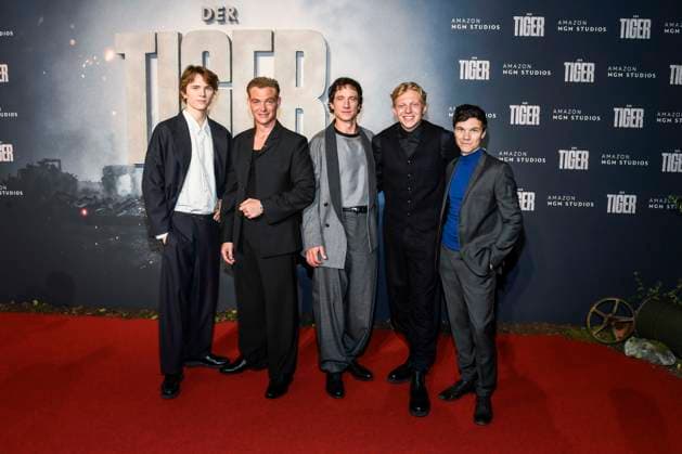 abb Yoran Leicher, David Schütter,, Laurence Rupp, Dennis Gansel, Leonhard Kunz und Sebastian Urzendowsky zu Gast auf dem roten Teppich bei der Welt Premiere des Amazon Films Der Tiger im Kino in der Kulturbrauerei, Berlin am 15.09.2025