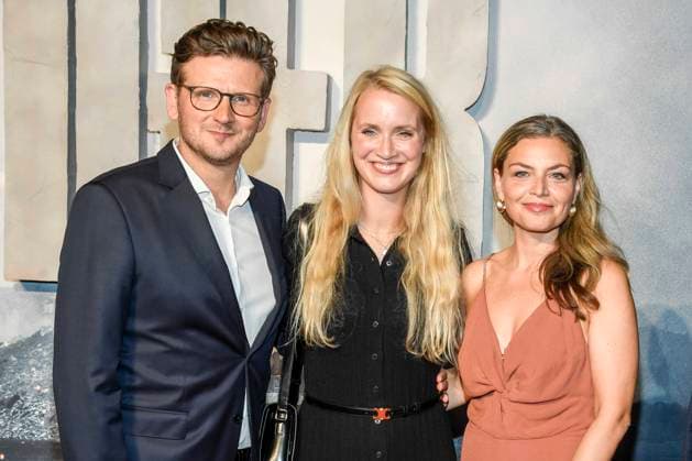 abb Dennis Gansel, und seine Frau Ann-Kristin und Stephanie Puls zu Gast auf dem roten Teppich bei der Welt Premiere des Amazon Films Der Tiger im Kino in der Kulturbrauerei, Berlin am 15.09.2025