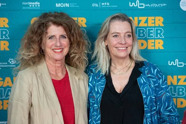 v.l. Julia SCHMITT, Schauspielerin, Antje MAIRICH, Schauspielerin, Roter Teppich, Red Carpet Show, Ankunft, arrival, Filmpremiere GANZER HALBER BRUDER am 15.09.2025 im Cinedom-Kino in Koeln,
