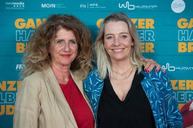 v.l. Julia SCHMITT, Schauspielerin, Antje MAIRICH, Schauspielerin, Roter Teppich, Red Carpet Show, Ankunft, arrival, Filmpremiere GANZER HALBER BRUDER am 15.09.2025 im Cinedom-Kino in Koeln,