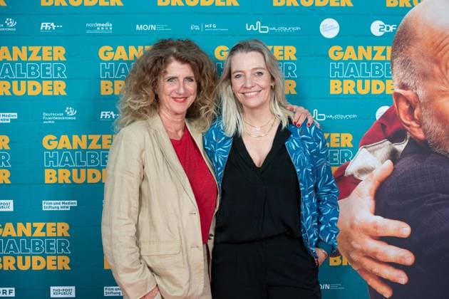 v.l. Julia SCHMITT, Schauspielerin, Antje MAIRICH, Schauspielerin, Roter Teppich, Red Carpet Show, Ankunft, arrival, Filmpremiere GANZER HALBER BRUDER am 15.09.2025 im Cinedom-Kino in Koeln,