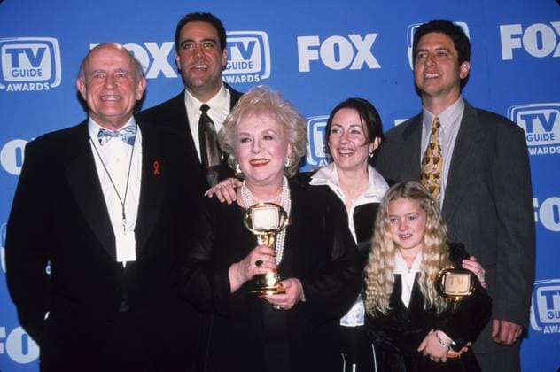 Everybody Loves Raymond Everybody Loves Raymond.2001 TV Guide Awards at Shrine Auditorium , Ca. 2001.k21175fb.Ray Romano, Patricia Heaton, Brad Garrett, Doris Roberts and Peter Boyle. Copyright: xFitzroyxBarrettx