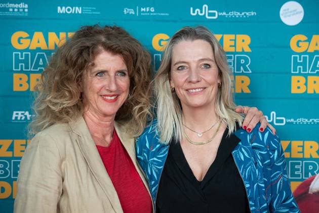 v.l. Julia SCHMITT, Schauspielerin, Antje MAIRICH, Schauspielerin, Roter Teppich, Red Carpet Show, Ankunft, arrival, Filmpremiere GANZER HALBER BRUDER am 15.09.2025 im Cinedom-Kino in Koeln,