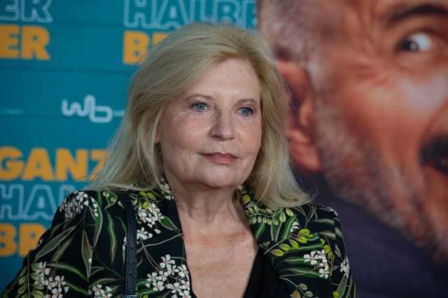Sabine POSTEL, Schauspielerin, Roter Teppich, Red Carpet Show, Ankunft, arrival, Filmpremiere GANZER HALBER BRUDER am 15.09.2025 im Cinedom-Kino in Koeln,