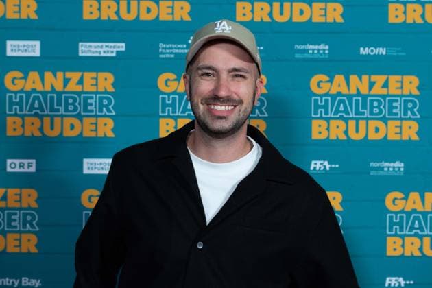 Dominik PORSCHEN, Moderator, Roter Teppich, Red Carpet Show, Ankunft, arrival, Filmpremiere GANZER HALBER BRUDER am 15.09.2025 im Cinedom-Kino in Koeln,