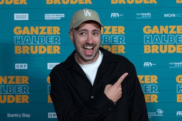 Dominik PORSCHEN, Moderator, Roter Teppich, Red Carpet Show, Ankunft, arrival, Filmpremiere GANZER HALBER BRUDER am 15.09.2025 im Cinedom-Kino in Koeln,