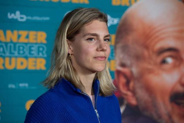Bettine Langehein, Schauspielerin, Roter Teppich, Red Carpet Show, Ankunft, arrival, Filmpremiere GANZER HALBER BRUDER am 15.09.2025 im Cinedom-Kino in Koeln,