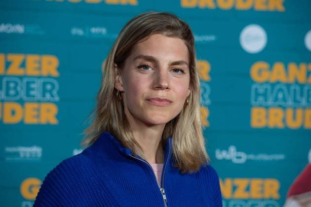 Bettine Langehein, Schauspielerin, Roter Teppich, Red Carpet Show, Ankunft, arrival, Filmpremiere GANZER HALBER BRUDER am 15.09.2025 im Cinedom-Kino in Koeln,