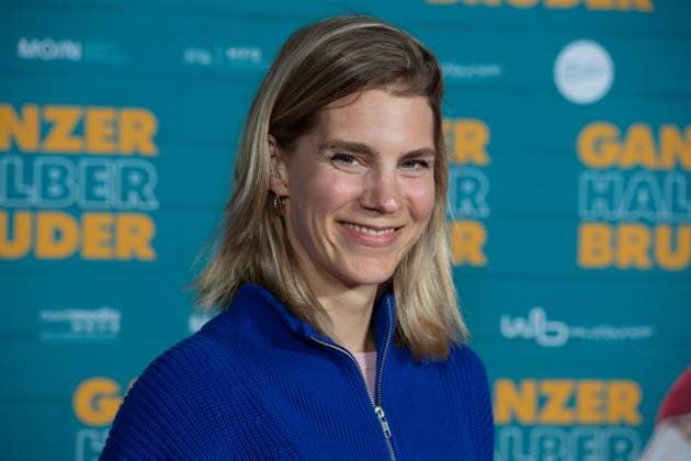 Bettine Langehein, Schauspielerin, Roter Teppich, Red Carpet Show, Ankunft, arrival, Filmpremiere GANZER HALBER BRUDER am 15.09.2025 im Cinedom-Kino in Koeln,