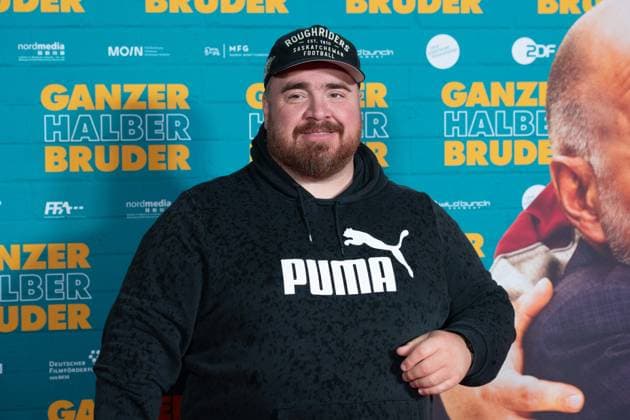 Tristan SEITH, Schauspieler, Roter Teppich, Red Carpet Show, Ankunft, arrival, Filmpremiere GANZER HALBER BRUDER am 15.09.2025 im Cinedom-Kino in Koeln,