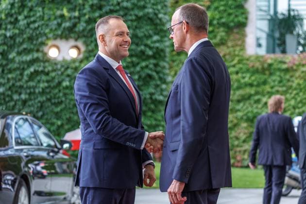 News Bilder des Tages BK Merz begruesst den Präsidenten der Republik Polen, Karol Nawrocki Bundeskanzler Friedrich Merz (CDU) begruesst den Präsidenten der Republik Polen, Karol Nawrocki, im Bundeskanzleramt in Berlin am 16.09.2025. Berlin Berlin Deutschland Bundeskanzleramt *** BK Merz welcomes the President of the Republic of Poland, Karol Nawrocki Federal Chancellor Friedrich Merz CDU welcomes the President of the Republic of Poland, Karol Nawrocki, at the Federal Chancellery in Berlin on 16 09 2025 Berlin Berlin Germany Federal Chancellery
