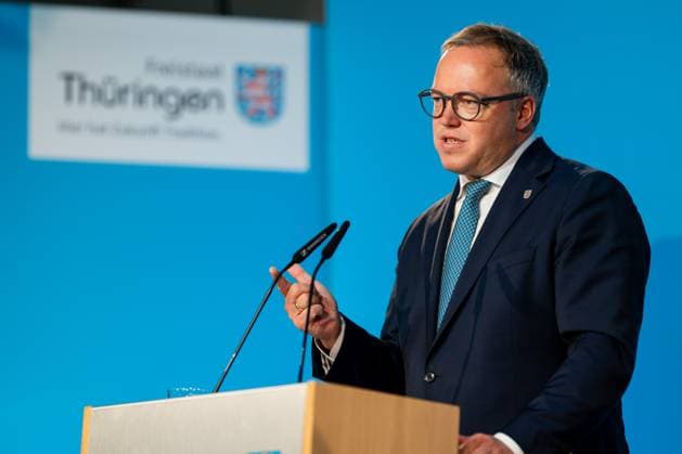 REGIERUNGSMEDIENKONFERENZ DER THÜRINGER LANDESREGIERUNG 16 09 2025 - Erfurt: Der Thüringer Ministerpräsident Mario Voigt (CDU) in der Regierungsmedienkonferenz der Thüringer Landesregierung zum Entwurf des Doppelhaushalts 2026 2027 am 16. September 2025 in Erfurt. _________________ *** GOVERNMENT MEDIA CONFERENCE OF THE THURIAN STATE GOVERNMENT 16 09 2025 Erfurt The Thuringian Prime Minister Mario Voigt CDU at the government media conference of the Thuringian state government on the draft double budget 2026 2027 on September 16, 2025 in Erfurt