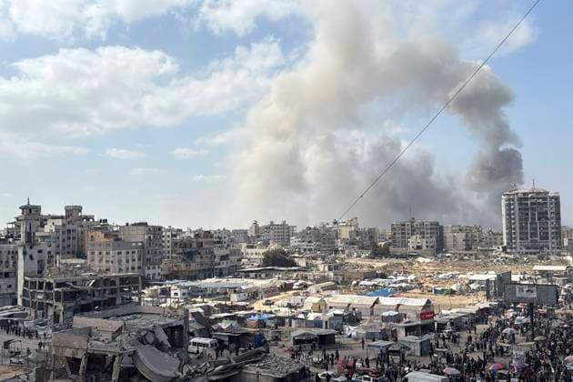 Smoke rises after an Israeli airstrike on the outskirts of Gaza City, 16 September 2025. Israeli Prime Minister Benjamin Netanyahu confirmed during a court appearance that the Israeli military has begun a major operation in Gaza City. More than 64,800 people have been killed in the Gaza Strip since October 2023, according to the Palestinian Ministry of Health. Israel launches major military operation in Gaza City !ACHTUNG: NUR REDAKTIONELLE NUTZUNG!  Copyright: xAhmadxAwadx GRAF5230 20250916-55017935315_1