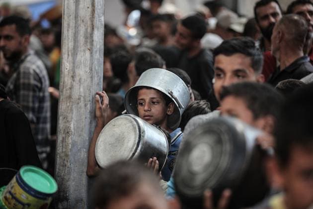 Food distributed to Palestinians struggling with hunger in Gaza??????? GAZA CITY, GAZA - SEPTEMBER 16: Palestinians make large crowds as a charity distributes hot meals to Palestinians struggling with food access due to Israeli attacks on September 16, 2025, in Gaza City, Gaza. Moiz Salhi Anadolu Gaza City Gaza. Editorial use only. Please get in touch for any other usage.  Copyright: x2025xAnadoluxMoizxSalhix