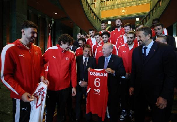 Turkish President Erdogan receives players of the Turkish National Basketball Team ANKARA, TURKIYE - SEPTEMBER 16: (----EDITORIAL USE ONLY - MANDATORY CREDIT - TURKISH PRESIDENCY MURAT CETINMUHURDAR HANDOUT - NO MARKETING NO ADVERTISING CAMPAIGNS - DISTRIBUTED AS A SERVICE TO CLIENTS----) Turkish President Recep Tayyip Erdogan chats with the players of the Turkish National Basketball Team after winning the silver medal in the FIBA EuroBasket 2025 final against Germany after receiving them at the Presidential Complex in Ankara, Turkiye on September 16, 2025. Turkish Presidency Murat Cetinmuhurdar Handout Anadolu Ankara Turkey. Editorial use only. Please get in touch for any other usage.  Copyright: x2025xAnadoluxTurkishxPresidencyx xMuratxCetinmuhurdarx xHandoutx