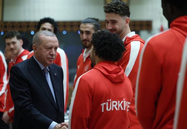Turkish President Erdogan receives players of the Turkish National Basketball Team ANKARA, TURKIYE - SEPTEMBER 16: (----EDITORIAL USE ONLY - MANDATORY CREDIT - TURKISH PRESIDENCY MUSTAFA KAMACI HANDOUT - NO MARKETING NO ADVERTISING CAMPAIGNS - DISTRIBUTED AS A SERVICE TO CLIENTS----) Turkish President Recep Tayyip Erdogan receives the players of the Turkish National Basketball Team after winning the silver medal in the FIBA EuroBasket 2025 final against Germany at the Presidential Complex in Ankara, Turkiye on September 16, 2025. TUR Presidency Mustafa Kamaci Handout Anadolu Ankara Turkey. Editorial use only. Please get in touch for any other usage.  Copyright: x2025xAnadoluxTURxPresidencyx xMustafaxKamacix xHandoutx
