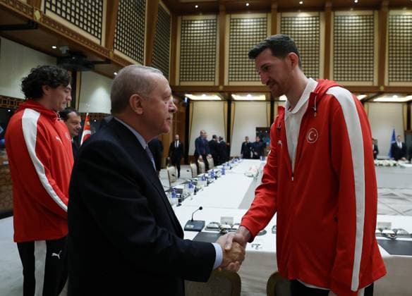 Turkish President Recep Tayyip Erdogan meets National Men s Basketball Team ANKARA, TURKIYE - SEPTEMBER 16: (----EDITORIAL USE ONLY - MANDATORY CREDIT - TURKISH PRESIDENCY MURAT CETINMUHURDAR HANDOUT - NO MARKETING NO ADVERTISING CAMPAIGNS - DISTRIBUTED AS A SERVICE TO CLIENTS----) Turkish President Recep Tayyip Erdogan greets Ercan Osmani during a reception for the Turkish National Men s Basketball Team after winning the silver medal at the FIBA EuroBasket 2025, in Ankara, Turkiye, on September 16, 2025. TUR PRESIDENCY Murat Cetinmuhurdar Anadolu Ankara Turkey. Editorial use only. Please get in touch for any other usage.  Copyright: x2025xAnadoluxTURxPRESIDENCY MuratxCetinmuhurdarx