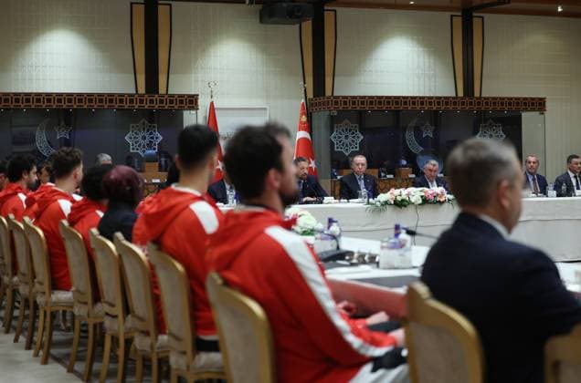 Turkish President Erdogan receives players of the Turkish National Basketball Team ANKARA, TURKIYE - SEPTEMBER 16: (----EDITORIAL USE ONLY - MANDATORY CREDIT - TURKISH PRESIDENCY MUSTAFA KAMACI HANDOUT - NO MARKETING NO ADVERTISING CAMPAIGNS - DISTRIBUTED AS A SERVICE TO CLIENTS----) Turkish President Recep Tayyip Erdogan receives the players of the Turkish National Basketball Team after winning the silver medal in the FIBA EuroBasket 2025 final against Germany at the Presidential Complex in Ankara, Turkiye on September 16, 2025. TUR Presidency Mustafa Kamaci Handout Anadolu Ankara Turkey. Editorial use only. Please get in touch for any other usage.  Copyright: x2025xAnadoluxTURxPresidencyx xMustafaxKamacix xHandoutx