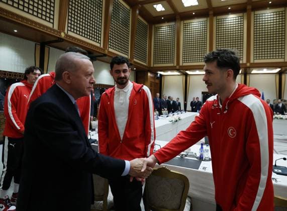 Turkish President Recep Tayyip Erdogan meets National Men s Basketball Team ANKARA, TURKIYE - SEPTEMBER 16: (----EDITORIAL USE ONLY - MANDATORY CREDIT - TURKISH PRESIDENCY MURAT CETINMUHURDAR HANDOUT - NO MARKETING NO ADVERTISING CAMPAIGNS - DISTRIBUTED AS A SERVICE TO CLIENTS----) Turkish President Recep Tayyip Erdogan greets Sehmus Hazer during a reception for the Turkish National Men s Basketball Team after winning the silver medal at the FIBA EuroBasket 2025, in Ankara, Turkiye, on September 16, 2025. TUR PRESIDENCY Murat Cetinmuhurdar Anadolu Ankara Turkey. Editorial use only. Please get in touch for any other usage.  Copyright: x2025xAnadoluxTURxPRESIDENCY MuratxCetinmuhurdarx