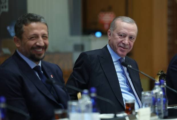 Turkish President Erdogan receives players of the Turkish National Basketball Team ANKARA, TURKIYE - SEPTEMBER 16: (----EDITORIAL USE ONLY - MANDATORY CREDIT - TURKISH PRESIDENCY MUSTAFA KAMACI HANDOUT - NO MARKETING NO ADVERTISING CAMPAIGNS - DISTRIBUTED AS A SERVICE TO CLIENTS----) Turkish President Recep Tayyip Erdogan (R) receives the players of the Turkish National Basketball Team after winning the silver medal in the FIBA EuroBasket 2025 final against Germany at the Presidential Complex in Ankara, Turkiye on September 16, 2025. President of Turkish Basketball Federation Hidayet Turkoglu also attended the ceremony. TUR Presidency Mustafa Kamaci Handout Anadolu Ankara Turkey. Editorial use only. Please get in touch for any o  Copyright: x2025xAnadoluxTURxPresidencyx xMustafaxKamacix xHandoutx