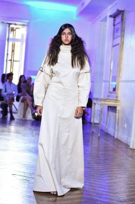 Mercedes-Benz Fashion Week in Madrid, Spain - 16 Sept 2025 A model walks the runway wearing a design by E.R.A.X. during Mercedes-Benz Fashion Week in IFERMA. Madrid Spain Copyright: xAtilanoxGarciax xSOPAxImagesx FOTO48041
