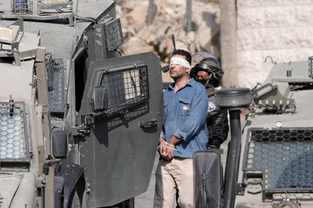 News Bilder des Tages Israeli forces carry out raid in Ramallah, West Bank RAMALLAH, WEST BANK - SEPTEMBER 16: The Israeli military conduct a raid in Ramallah and detain a Palestinian youth with his eyes blindsided, on September 16, 2025, in West Bank. Israeli troops have intensified restrictions across the West Bank and often open fire on people approaching the barrier. Issam Rimawi Anadolu Ramallah West Bank. Editorial use only. Please get in touch for any other usage.  Copyright: x2025xAnadoluxIssamxRimawix