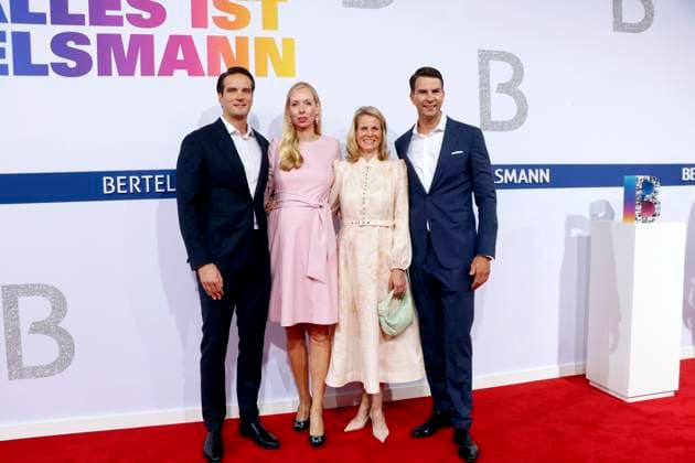 Bertelsmann, Party in der Bertelsmann Repräsentanz, Berlin, 11.09.2025 Thomas Coesfeld und seine Ehefrau Marie-Josefien, mit Julia Coesfeld, Ehefrau von Carsten Coesfeld, bei der Ankunft zur Bertelsmann Sommer Party 2025 in der Bertelsmann Repräsentanz in Berlin am 11.9.2025. Berlin Bertelsmann Repräsentanz Copyright: xAnitaxBuggex