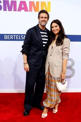 Bertelsmann, Party in der Bertelsmann Repräsentanz, Berlin, 11.09.2025 Tom Beck und Chryssanthi Kavazi bei der Ankunft zur Bertelsmann Sommer Party 2025 in der Bertelsmann Repräsentanz in Berlin am 11.9.2025. Berlin Bertelsmann Repräsentanz *** Bertelsmann, Party at the Bertelsmann Representative Office, Berlin, 11 09 2025 Tom Beck and Chryssanthi Kavazi arriving at the Bertelsmann Summer Party 2025 at the Bertelsmann Representative Office in Berlin on 11 9 2025 Berlin Bertelsmann Representative Office Copyright: xAnitaxBuggex