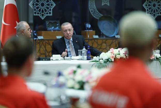 Turkish President Erdogan receives players of the Turkish Women’s National Volleyball Team ANKARA, TURKIYE - SEPTEMBER 16: (----EDITORIAL USE ONLY - MANDATORY CREDIT - TURKISH PRESIDENCY MUSTAFA KAMACI HANDOUT - NO MARKETING NO ADVERTISING CAMPAIGNS - DISTRIBUTED AS A SERVICE TO CLIENTS----) Turkish President Recep Tayyip Erdogan receives the players of the Turkish Women’s National Volleyball Team after their silver medal win at the 2025 FIVB World Championship, at the Presidential Complex in Ankara, Turkiye, on September 16, 2025. Turkish Presidency Mustafa Kamaci Handout Anadolu Ankara Turkey. Editorial use only. Please get in touch for any other usage.  Copyright: x2025xAnadoluxTurkishxPresidencyx xMustafaxKamacix xHandoutx