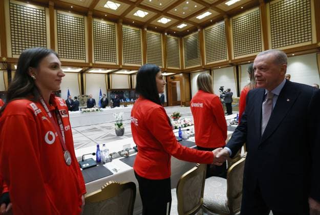 Turkish President Erdogan receives players of the Turkish Women’s National Volleyball Team ANKARA, TURKIYE - SEPTEMBER 16: (----EDITORIAL USE ONLY - MANDATORY CREDIT - TURKISH PRESIDENCY MURAT CETINMUHURDAR HANDOUT - NO MARKETING NO ADVERTISING CAMPAIGNS - DISTRIBUTED AS A SERVICE TO CLIENTS----) Turkish President Recep Tayyip Erdogan receives the players of the Turkish Women’s National Volleyball Team after their silver medal win at the 2025 FIVB World Championship, at the Presidential Complex in Ankara, Turkiye, on September 16, 2025. Turkish Presidency Murat Cetinmuhurdar Handout Anadolu Ankara Turkey. Editorial use only. Please get in touch for any other usage.  Copyright: x2025xAnadoluxTurkishxPresidencyx xMuratxCetinmuhurdarx xHandoutx