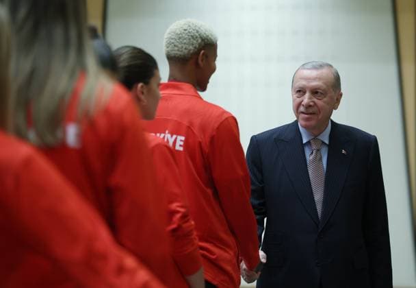 Turkish President Erdogan receives players of the Turkish Women’s National Volleyball Team ANKARA, TURKIYE - SEPTEMBER 16: (----EDITORIAL USE ONLY - MANDATORY CREDIT - TURKISH PRESIDENCY MUSTAFA KAMACI HANDOUT - NO MARKETING NO ADVERTISING CAMPAIGNS - DISTRIBUTED AS A SERVICE TO CLIENTS----) Turkish President Recep Tayyip Erdogan receives the players of the Turkish Women’s National Volleyball Team after their silver medal win at the 2025 FIVB World Championship, at the Presidential Complex in Ankara, Turkiye, on September 16, 2025. Turkish Presidency Mustafa Kamaci Handout Anadolu Ankara Turkey. Editorial use only. Please get in touch for any other usage.  Copyright: x2025xAnadoluxTurkishxPresidencyx xMustafaxKamacix xHandoutx
