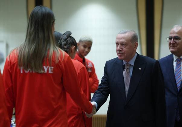 Turkish President Erdogan receives players of the Turkish Women’s National Volleyball Team ANKARA, TURKIYE - SEPTEMBER 16: (----EDITORIAL USE ONLY - MANDATORY CREDIT - TURKISH PRESIDENCY MUSTAFA KAMACI HANDOUT - NO MARKETING NO ADVERTISING CAMPAIGNS - DISTRIBUTED AS A SERVICE TO CLIENTS----) Turkish President Recep Tayyip Erdogan receives the players of the Turkish Women’s National Volleyball Team after their silver medal win at the 2025 FIVB World Championship, at the Presidential Complex in Ankara, Turkiye, on September 16, 2025. Turkish Presidency Mustafa Kamaci Handout Anadolu Ankara Turkey. Editorial use only. Please get in touch for any other usage.  Copyright: x2025xAnadoluxTurkishxPresidencyx xMustafaxKamacix xHandoutx