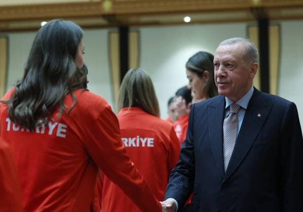 Turkish President Erdogan receives players of the Turkish Women’s National Volleyball Team ANKARA, TURKIYE - SEPTEMBER 16: (----EDITORIAL USE ONLY - MANDATORY CREDIT - TURKISH PRESIDENCY MUSTAFA KAMACI HANDOUT - NO MARKETING NO ADVERTISING CAMPAIGNS - DISTRIBUTED AS A SERVICE TO CLIENTS----) Turkish President Recep Tayyip Erdogan receives the players of the Turkish Women’s National Volleyball Team after their silver medal win at the 2025 FIVB World Championship, at the Presidential Complex in Ankara, Turkiye, on September 16, 2025. Turkish Presidency Mustafa Kamaci Handout Anadolu Ankara Turkey. Editorial use only. Please get in touch for any other usage.  Copyright: x2025xAnadoluxTurkishxPresidencyx xMustafaxKamacix xHandoutx