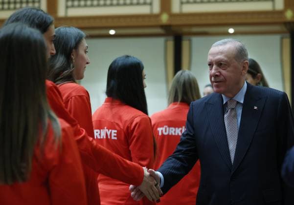 News Bilder des Tages Turkish President Erdogan receives players of the Turkish Women’s National Volleyball Team ANKARA, TURKIYE - SEPTEMBER 16: (----EDITORIAL USE ONLY - MANDATORY CREDIT - TURKISH PRESIDENCY MUSTAFA KAMACI HANDOUT - NO MARKETING NO ADVERTISING CAMPAIGNS - DISTRIBUTED AS A SERVICE TO CLIENTS----) Turkish President Recep Tayyip Erdogan receives the players of the Turkish Women’s National Volleyball Team after their silver medal win at the 2025 FIVB World Championship, at the Presidential Complex in Ankara, Turkiye, on September 16, 2025. Turkish Presidency Mustafa Kamaci Handout Anadolu Ankara Turkey. Editorial use only. Please get in touch for any other usage.  Copyright: x2025xAnadoluxTurkishxPresidencyx xMustafaxKamacix xHandoutx