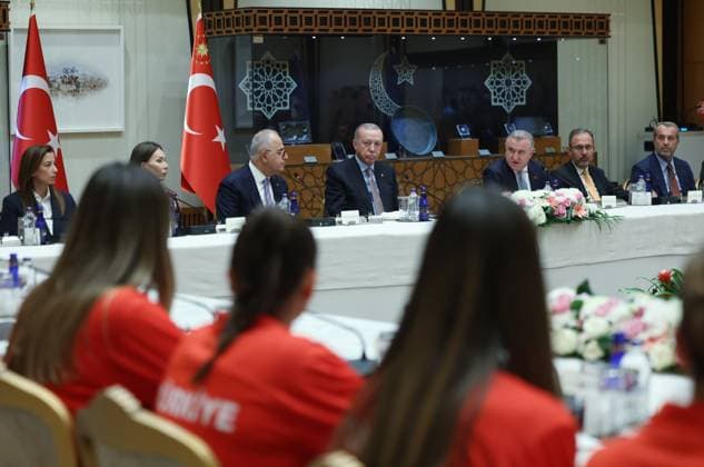 Turkish President Erdogan receives players of the Turkish Women’s National Volleyball Team ANKARA, TURKIYE - SEPTEMBER 16: (----EDITORIAL USE ONLY - MANDATORY CREDIT - TURKISH PRESIDENCY MUSTAFA KAMACI HANDOUT - NO MARKETING NO ADVERTISING CAMPAIGNS - DISTRIBUTED AS A SERVICE TO CLIENTS----) Turkish President Recep Tayyip Erdogan receives the players of the Turkish Women’s National Volleyball Team after their silver medal win at the 2025 FIVB World Championship, at the Presidential Complex in Ankara, Turkiye, on September 16, 2025. Turkish Presidency Mustafa Kamaci Handout Anadolu Ankara Turkey. Editorial use only. Please get in touch for any other usage.  Copyright: x2025xAnadoluxTurkishxPresidencyx xMustafaxKamacix xHandoutx