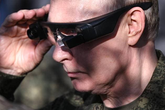News Bilder des Tages Russia Putin Volga Federal District 9006434 16.09.2025 Russian President Vladimir Putin tries on the Strekoza (Dragonfly) thermal imaging goggles as he inspects Russian weapons and equipment during his visit to the Russian-Belarusian joint military drills Zapad 2025 (West 2025) at the Mulino training ground in Nizhny Novgorod region, Russia. Sergey Bobylev Sputnik Nizhny Novgorod region Russia  Copyright: xSergeyxBobylevx