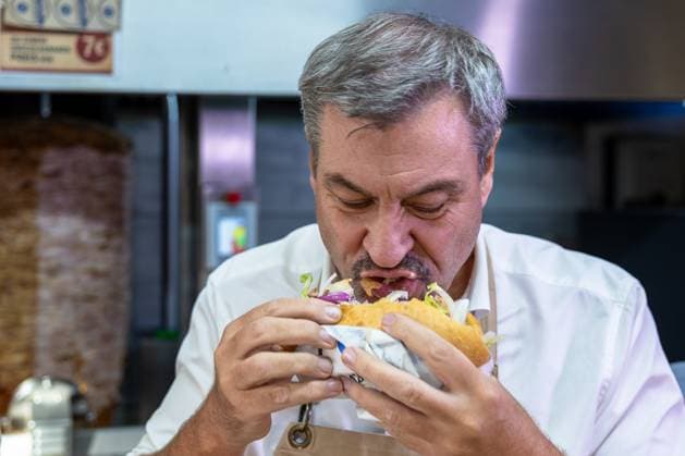 News Bilder des Tages Markus Söder verkauft Döner zum Sonderpreis mit Bürgermeisterkandidat Tom Hesselberger, Zirndorf, 16.09.2025 Nahaufnahme von Bayerns Ministerpräsident Markus Söder (CSU), der bei einer Wahlkampfaktion im Döner-Imbiss Nazar Kebab in der Nürnberger Straße in Zirndorf einen frisch zubereiteten Döner probiert. Die Aufnahme zeigt den Moment des Bisses in den Imbiss-Klassiker. Im Hintergrund sind typische Elemente der Küchenausstattung zu sehen. Zirndorf Bayern Deutschland *** Markus Söder sells kebab at a special price with mayoral candidate Tom Hesselberger, Zirndorf, 16 09 2025 Close-up of Bavarias Prime Minister Markus Söder CSU , trying a freshly prepared kebab during an election campaign in the Nazar Kebab kebab restaurant 20250916-6V2A9320-M4000
