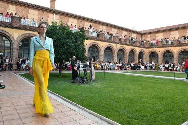 Mercedes-Benz Fashion Week de Madrid - Maison Mesa in Spain - 16 Sep 2025 A model walks the runway wearing a design by Maison Mesa during Mercedes-Benz Fashion Week de Madrid in IFERMA. Madrid Spain Copyright: xAtilanoxGarciax xSOPAxImagesx FOTO48112