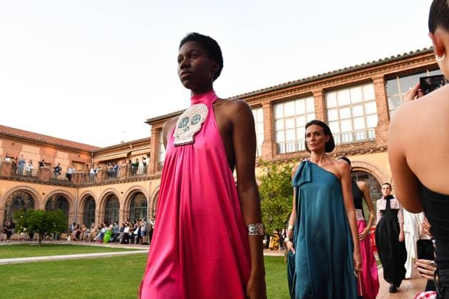 Mercedes-Benz Fashion Week de Madrid - Maison Mesa in Spain - 16 Sep 2025 Models walk the runway wearing a design by Maison Mesa during Mercedes-Benz Fashion Week de Madrid in IFERMA. Madrid Spain Copyright: xAtilanoxGarciax xSOPAxImagesx FOTO48143