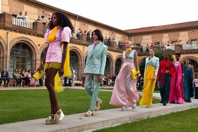Mercedes-Benz Fashion Week de Madrid - Maison Mesa in Spain - 16 Sep 2025 Models walk the runway wearing a design by Maison Mesa during Mercedes-Benz Fashion Week de Madrid in IFERMA. Madrid Spain Copyright: xAtilanoxGarciax xSOPAxImagesx FOTO48149