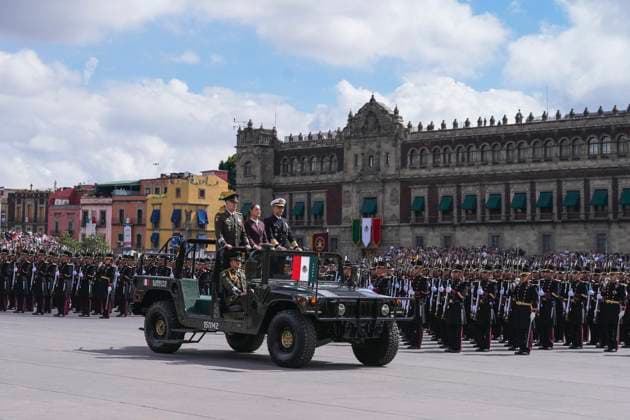 News Bilder des Tages September 16, 2025, Mexico City, Mexico, USA: (L-R) Secretary of National Defense of Mexico Ricardo Trevilla Trejo, President of Mexico Claudia Sheinbaum and Secretary of the Navy of Mexico Admiral Raymundo Pedro Morales Angeles during the Independence Day military parade at Zocalo on Tuesday September 16, 2025 in Mexico City, Mexico. The parade takes place in the streets of downtown Mexico City and important avenues like Paseo de la Reforma. PRESIDENCIA PI Mexico City USA - ZUMAp124 20250916_zaa_p124_002 Copyright: xPresidenciax