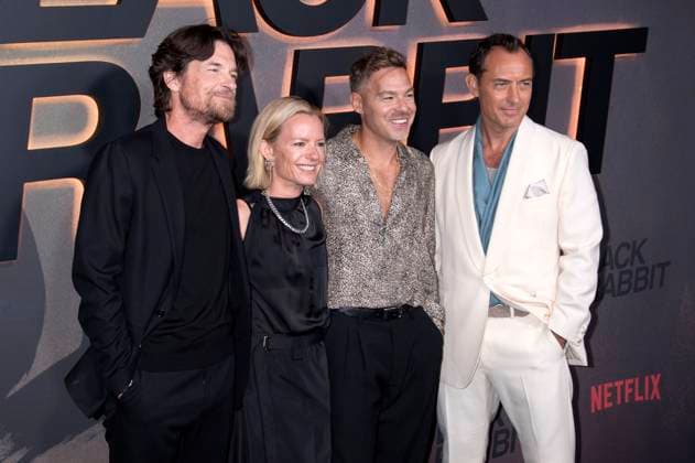 Jason Bateman, Kate Susman, Zach Baylin und Jude Law bei der Premiere der Netflix Miniserie Black Rabbit im SVA Theater. New York, 16.09.2025