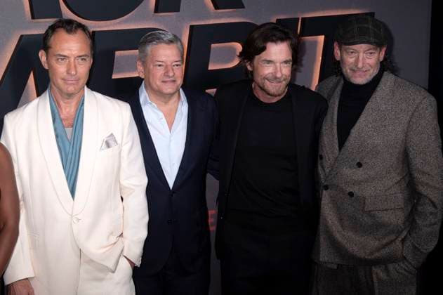 Jude Law, Ted Sarandos, Jason Bateman und Troy Kotsur bei der Premiere der Netflix Miniserie Black Rabbit im SVA Theater. New York, 16.09.2025